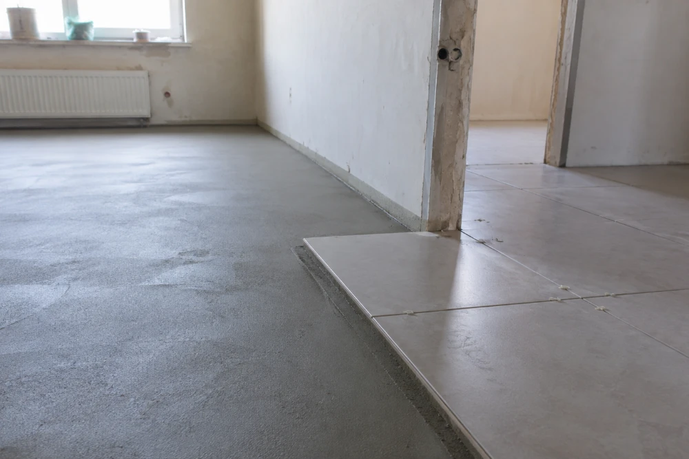 Чи потрібно робити стяжку підлоги перед укладанням плитки?